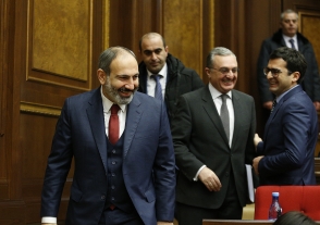 Ինչպես են ԱԺ–ում քծնում Փաշինյանին (տեսանյութ)